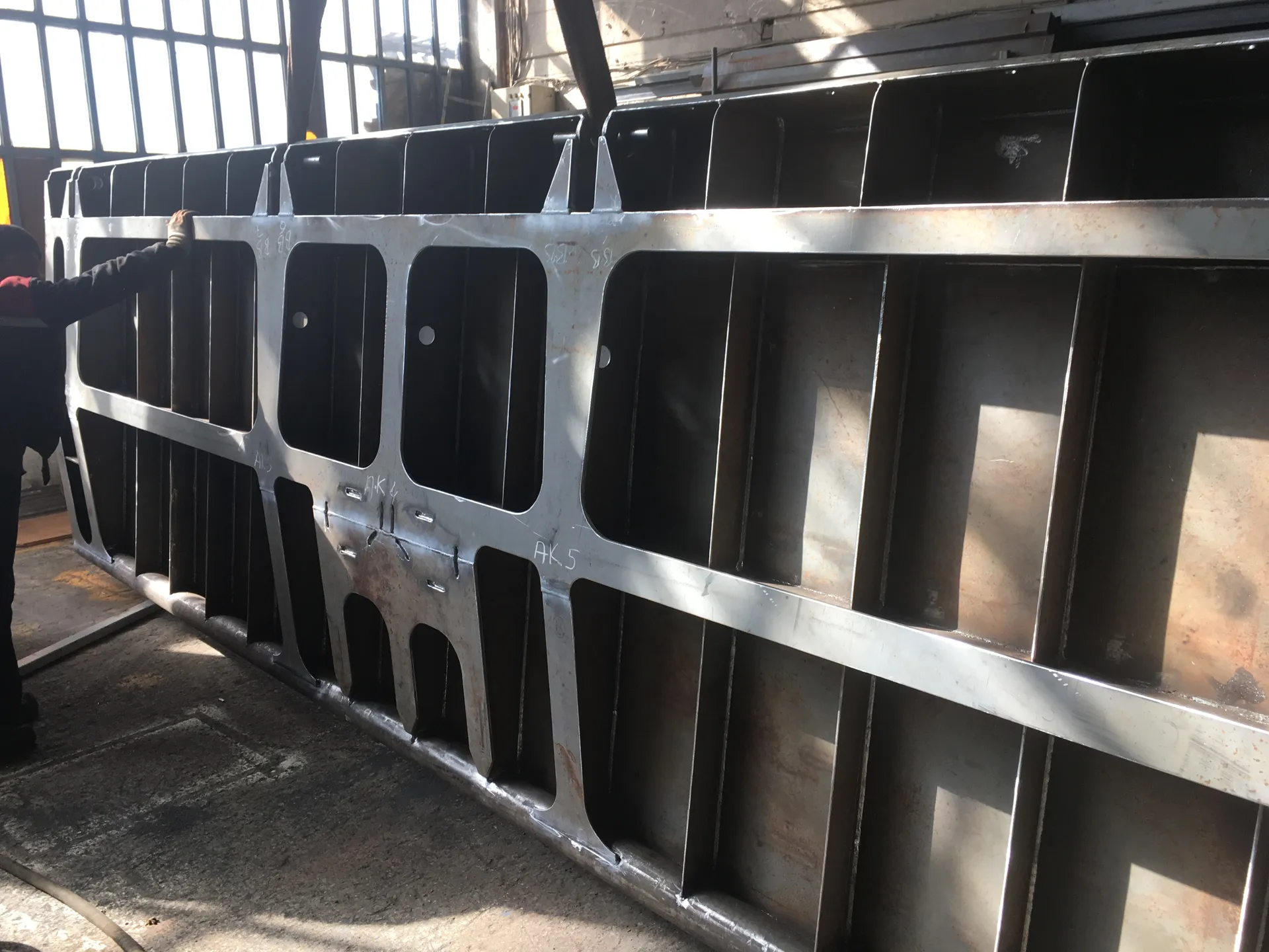 Steel ramp door structure in manufacture