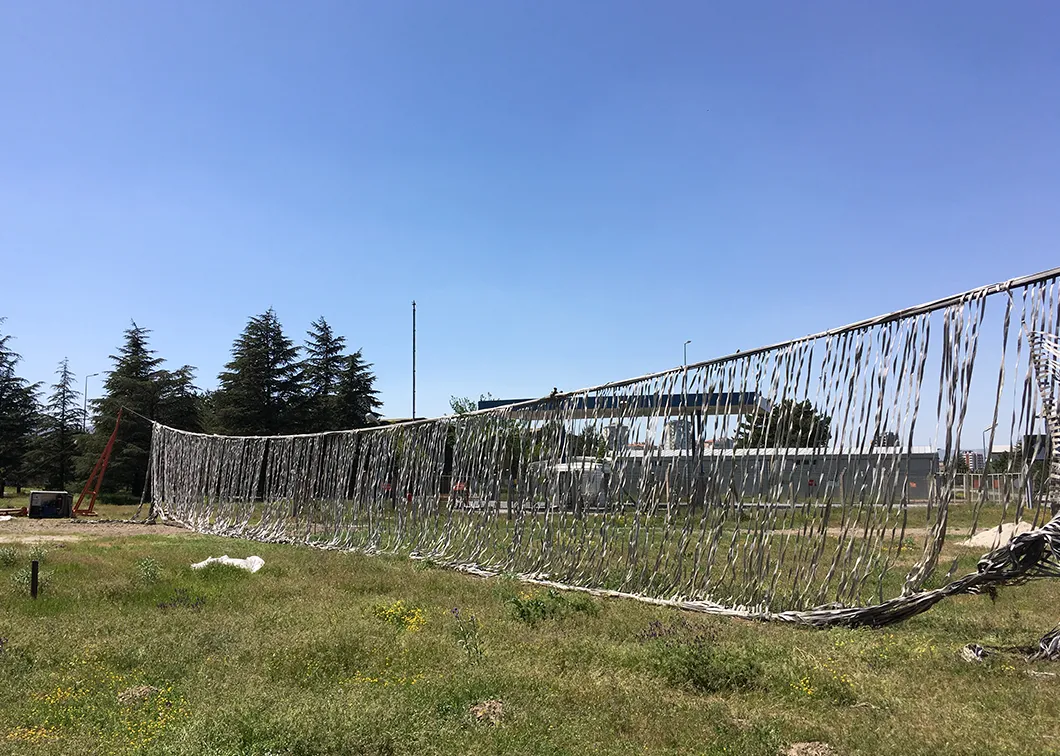 Arresting net raised between two lifting towers