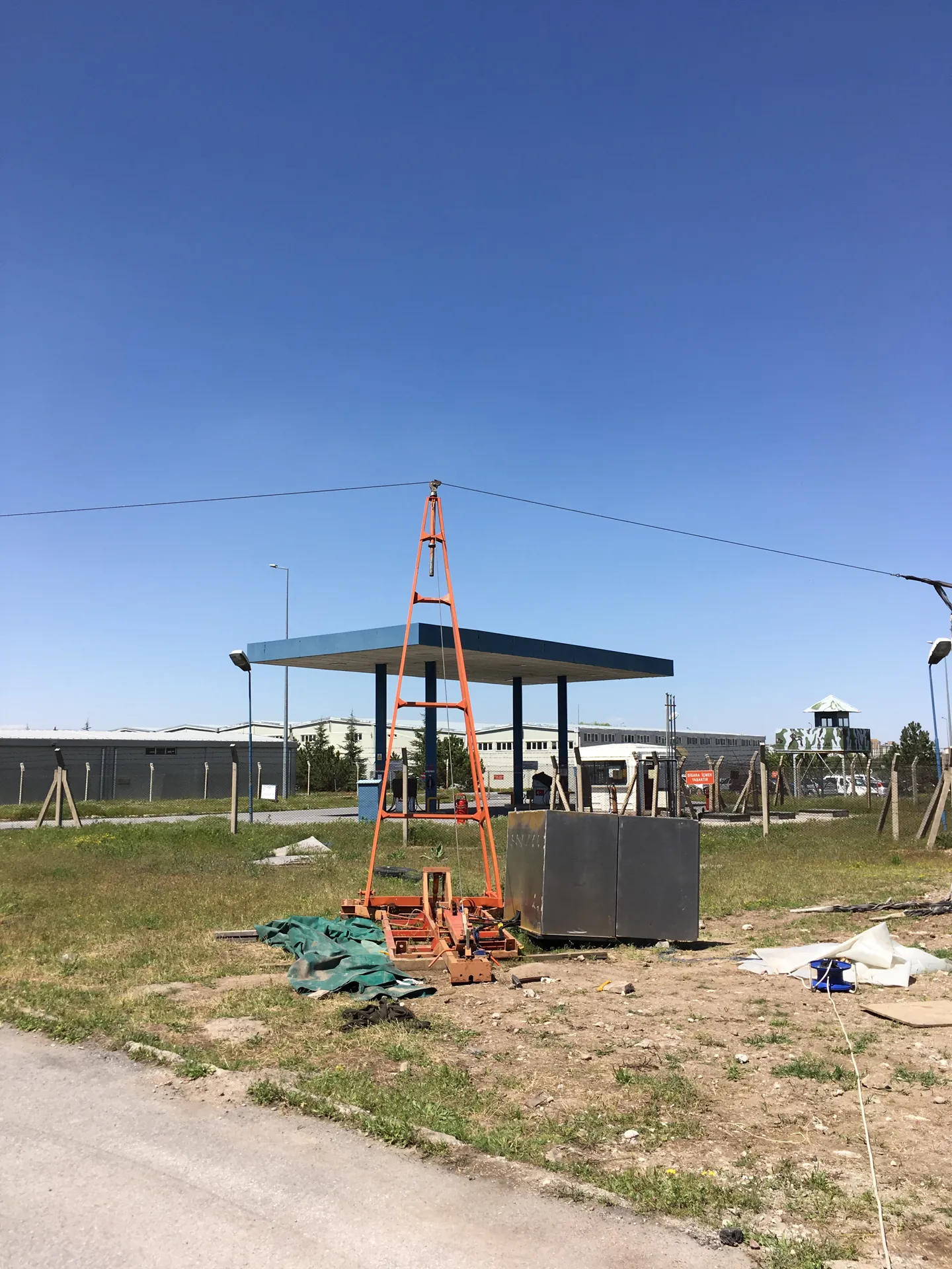 Lifting stanchion and protective shelter at the runway side