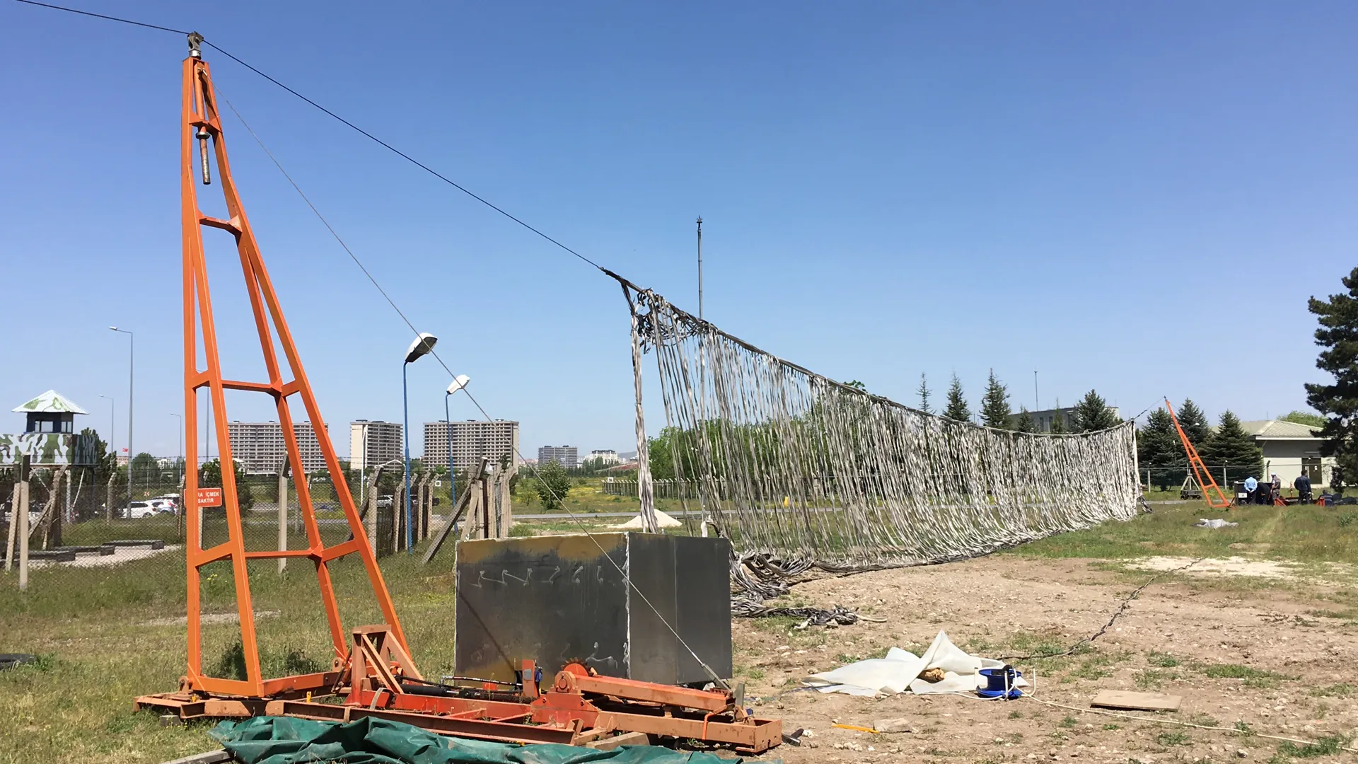 Lifting stanchion holding the arresting net in the raised position